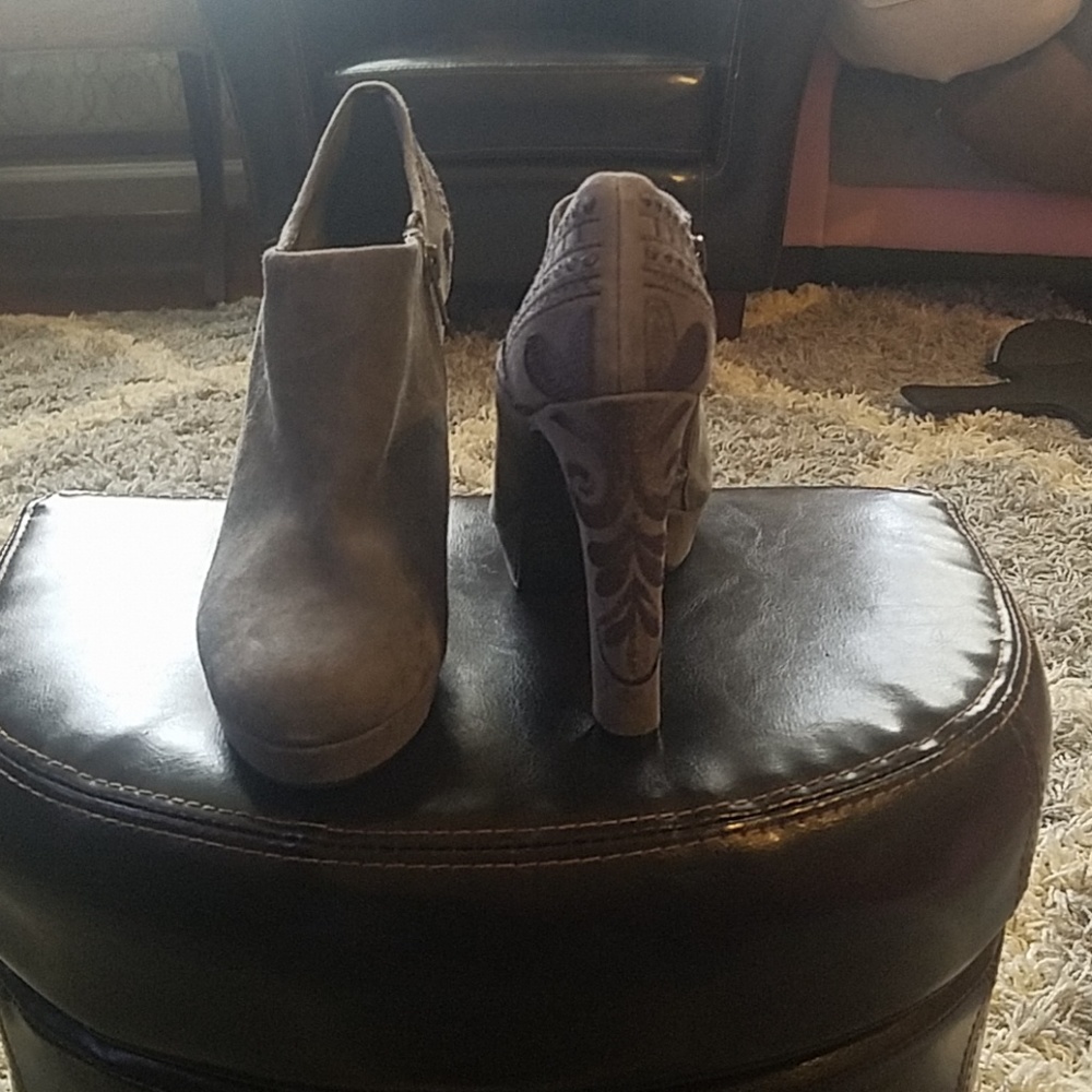 Never worn Gianni Bini booties